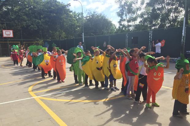 Niños y niñas del colegio Corazón de Jesús, avanzando para presentarse en el acto deferia alimentaria