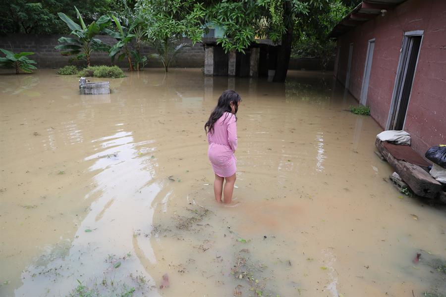 Una niña fue registrada el pasado 4 de noviembre al permanecer afuera de su casa inundada en la ciudad del Progreso (Honduras)./ EFE