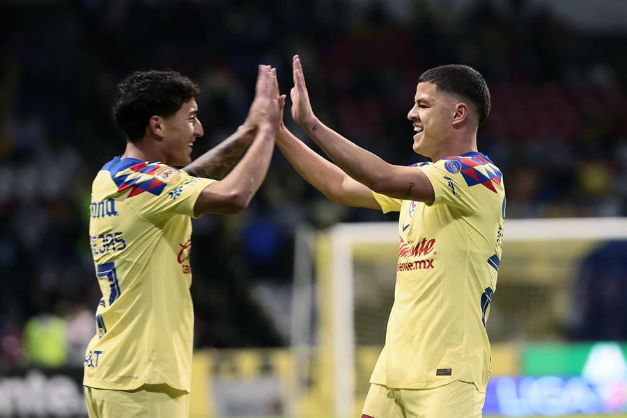 Alejandro Zendejas (i) y Richard Sánchez (d) del América celebran un gol en el estadio Azteca, en Ciudad de México (México). Imagen de archivo. /EFE
