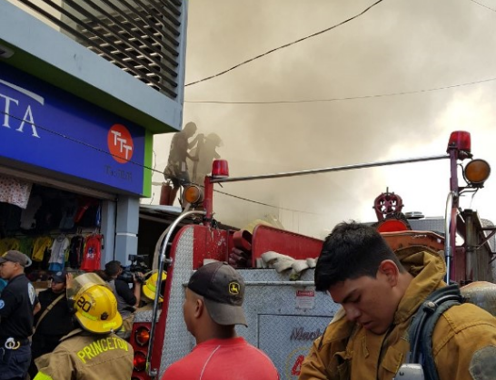 Bomberos tratan de apagar las llamas en el incendio del Mercado Oriental