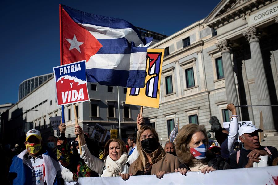 Concentración en apoyo a la oposición cubana a las puertas del Congreso de los Diputados en Madrid este lunes / EFE