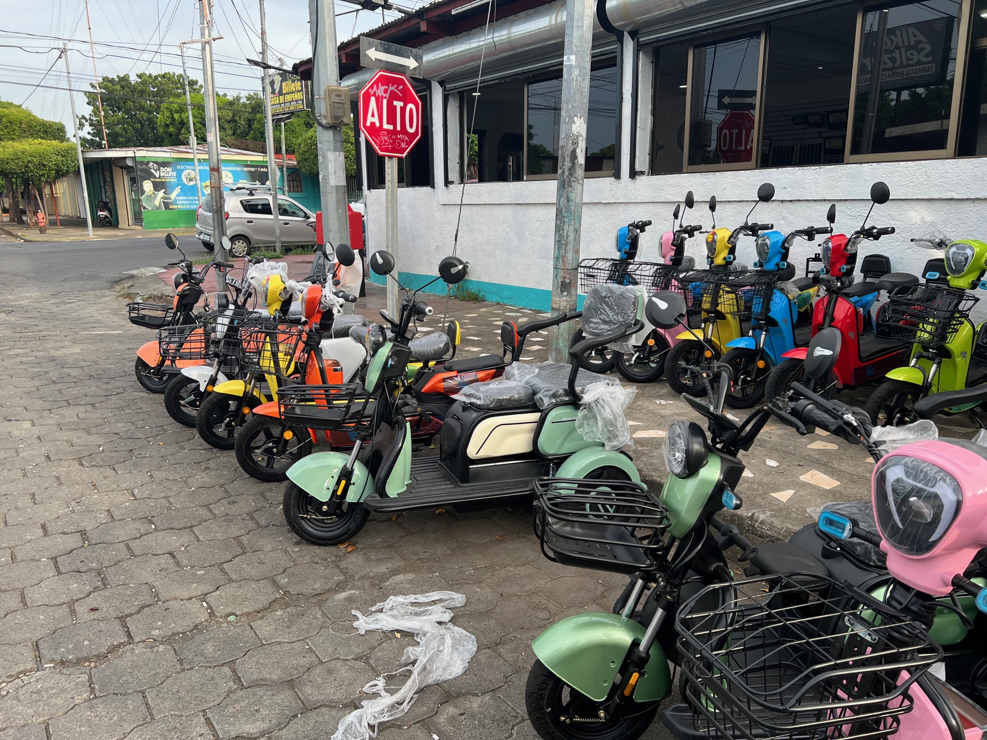 En Nicaragua las bicicletas eléctricas se pueden ver circular en variados tonos./ Carlos Miguel Arguijo