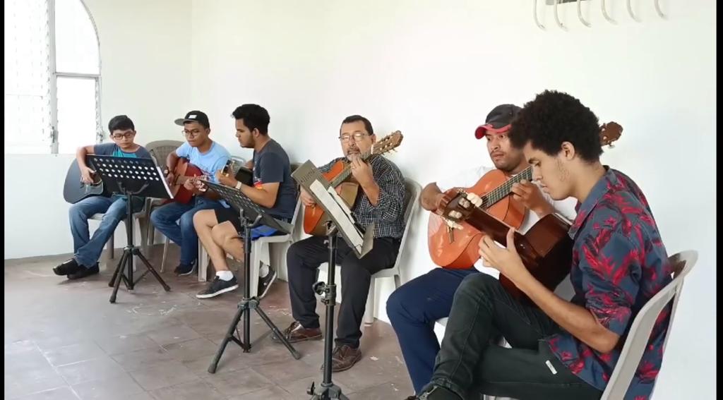 Julio Vásquez, pedagogo y músico nicaragüense junto a un grupo de estudiantes./ cortesía