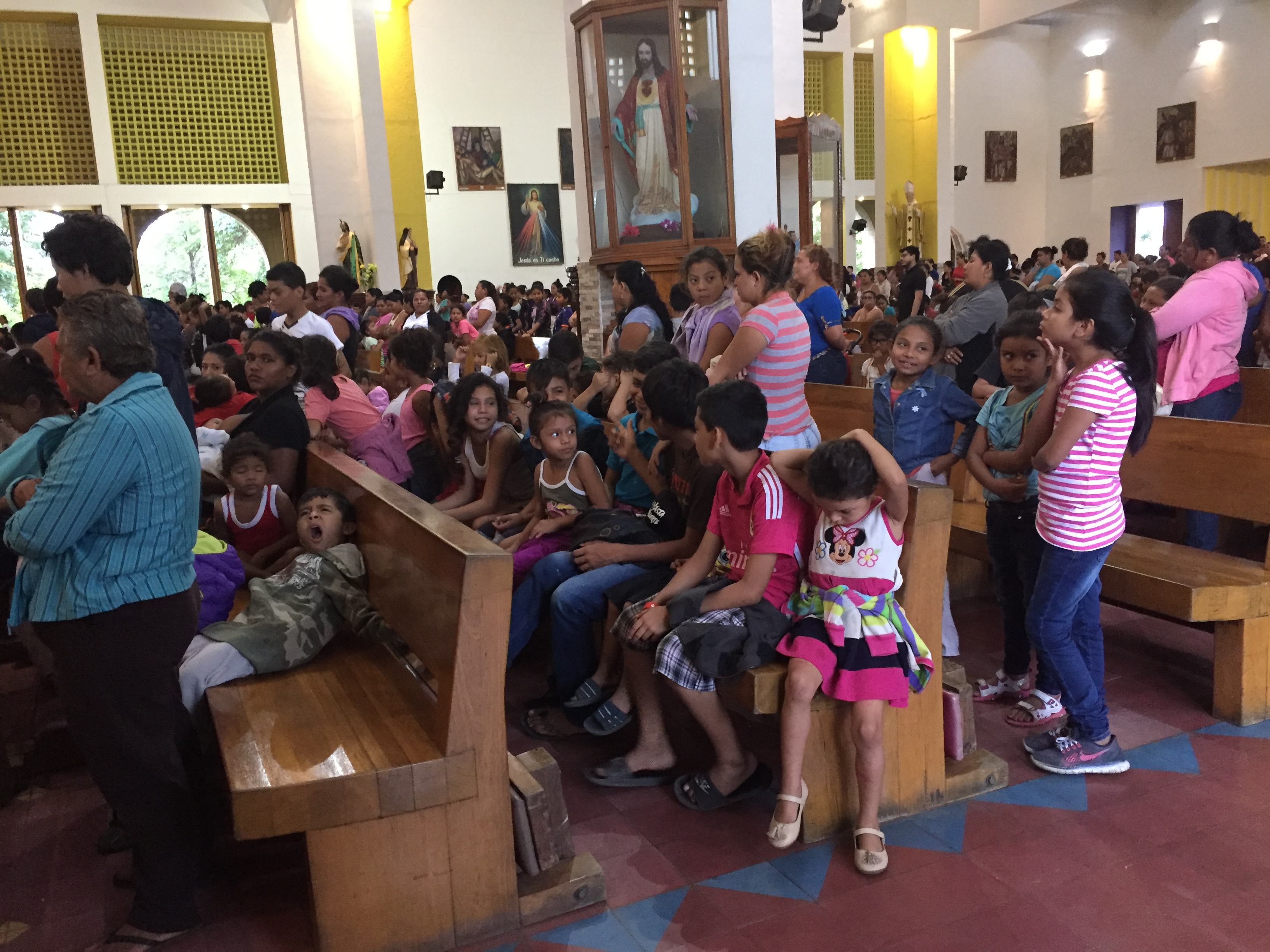 Feligreses asisten a la Catedral de Managua, al rezo de la novena del niño Dios