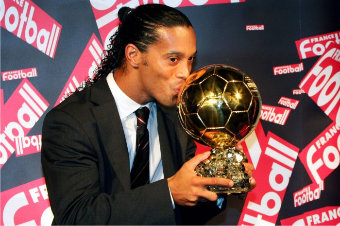 Ronaldinho ganó el Balón de Oro en 2005 con la camiseta del FC Barcelona, convirtiéndose en ese momento en el tercer brasileño en ganar dicho distintivo.