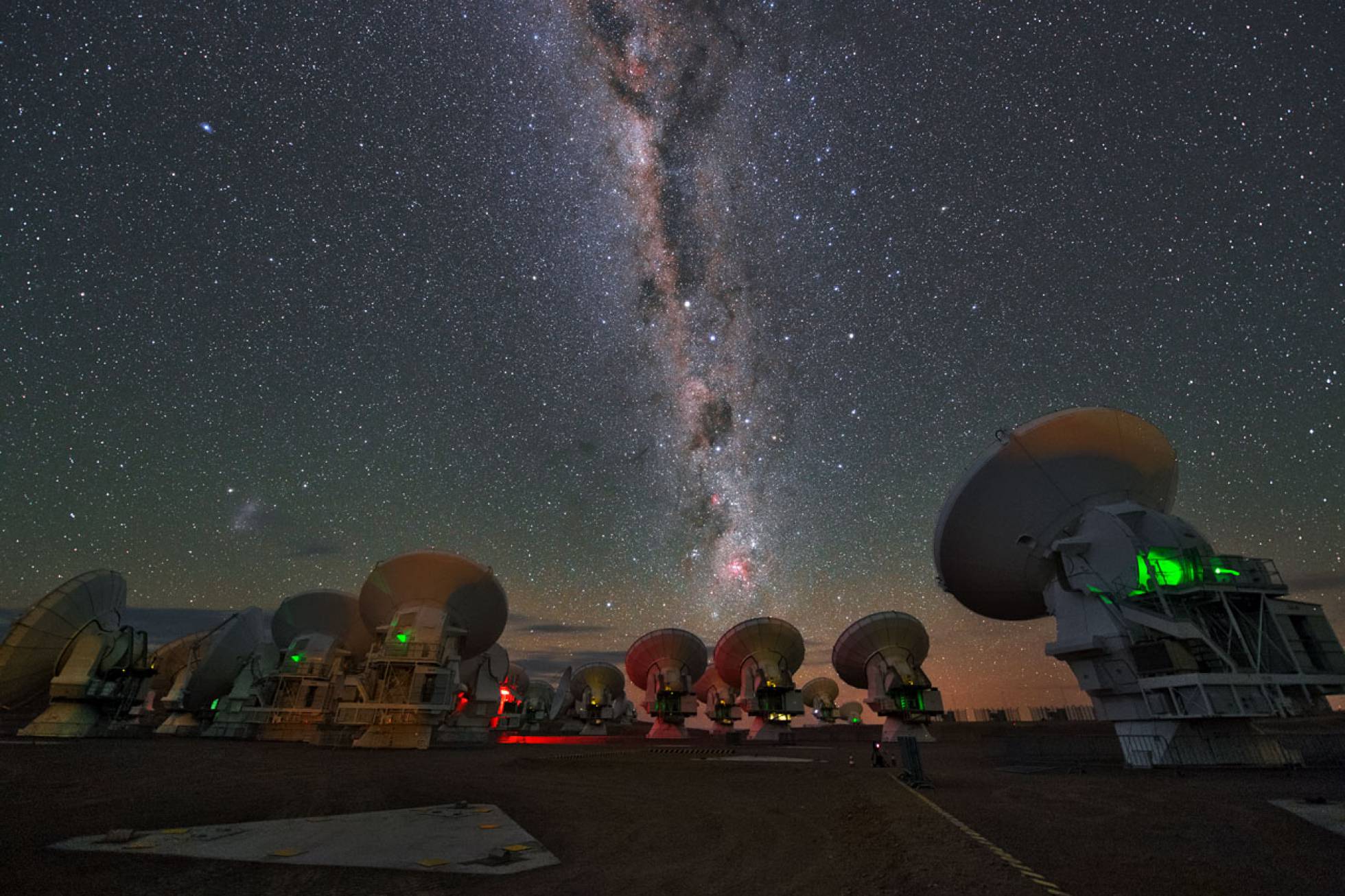 Antenas de telescopio en Chile, lo utilizaron para captar  las dos estrellas de neutrones.