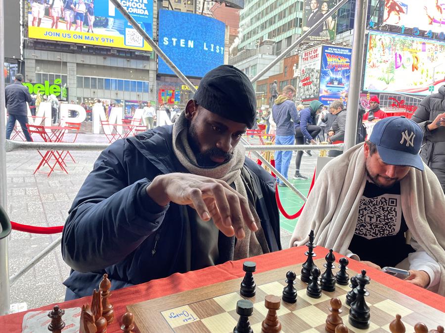 El ajedrecista nigeriano Tunde Onakoya disputa una partida de ajedrez este jueves en la avenida Broadway, en Nueva York./ EFE