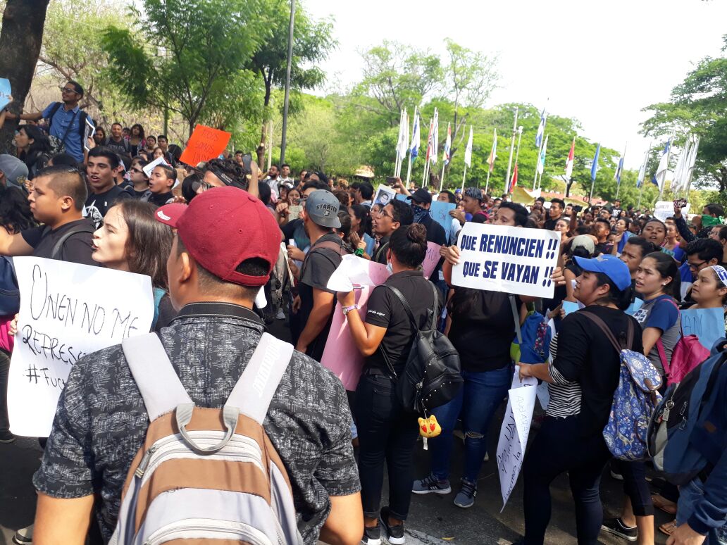 Universitarios marchan dentro de la UNAN-Managua - Vos TV