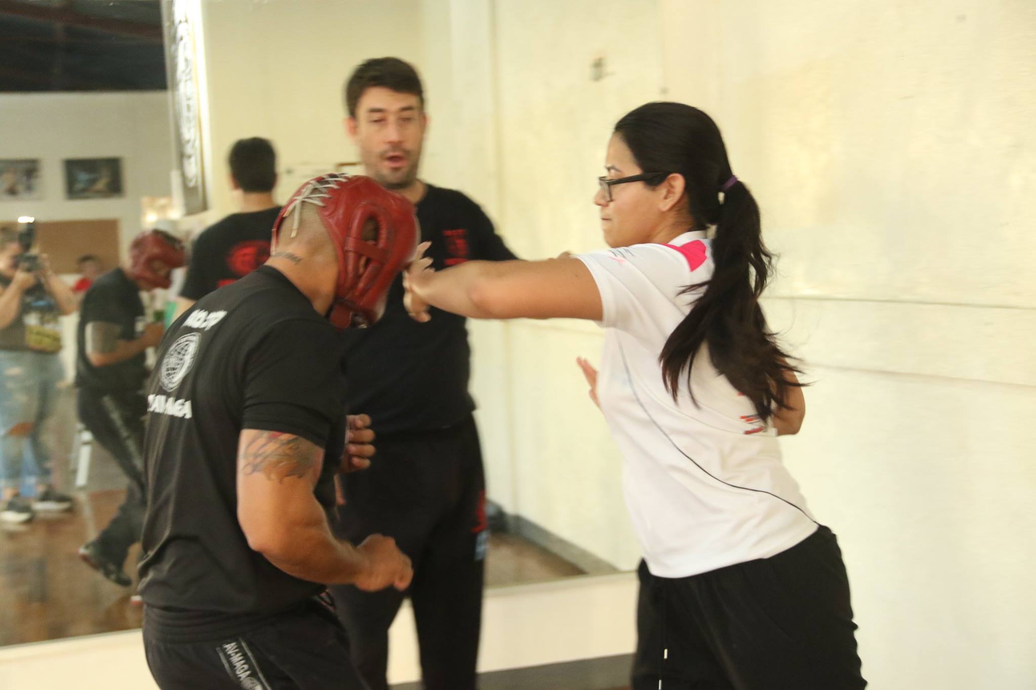 Entrenamiento de defensa personal para mujeres con instructor