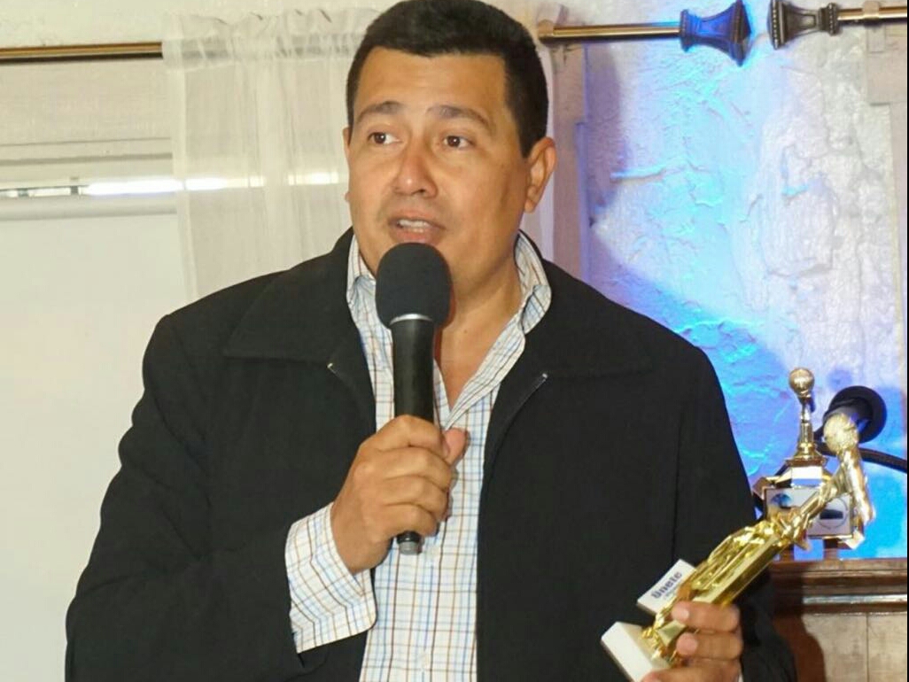 Justo Velásquez, presentador de Vos TV, al recibir el premio "Micrófono Dorado" en la ciudad de Miami.