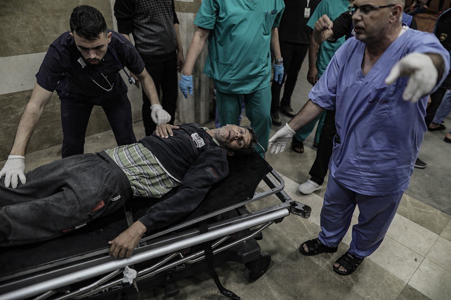 Un palestino herido en un ataque israelí es ingresado de urgencia en el Hospital Nasser de Khan Younis, en el sur de la Franja de Gaza, el 24 de octubre de 2023. /EFE