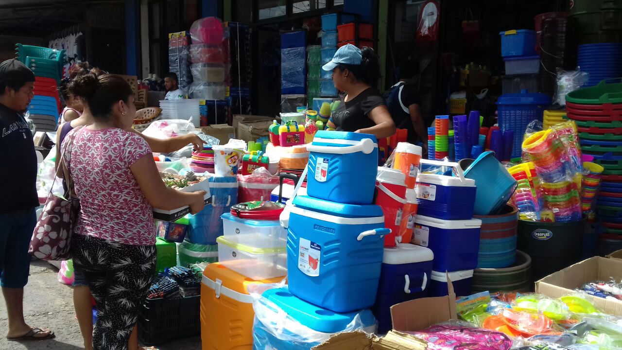 Los artículos de verano ya se ofrecen en el mercado Oriental. Foto: Héctor Rosales