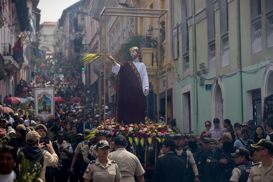 Feligreses asisten a la procesión del Domingo de Ramos en Quito (Ecuador). /EFE