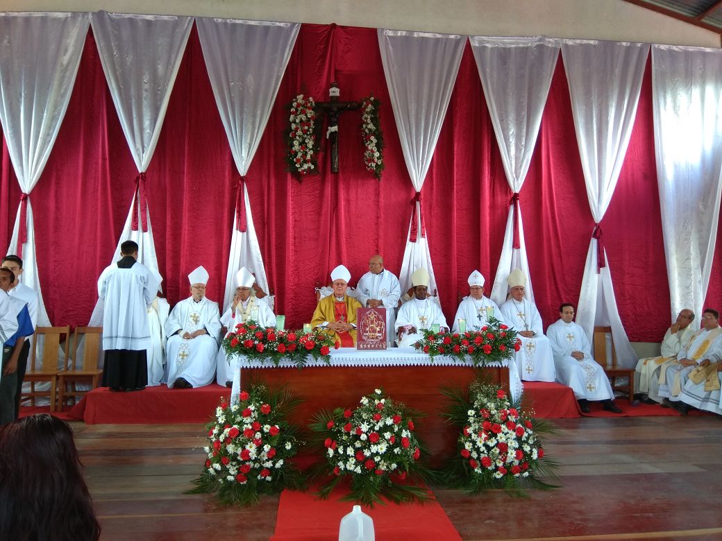 Al centro, monseñor David Zywiec, primer obispo de la Diócesis de Siuna. Foto: Cortesía