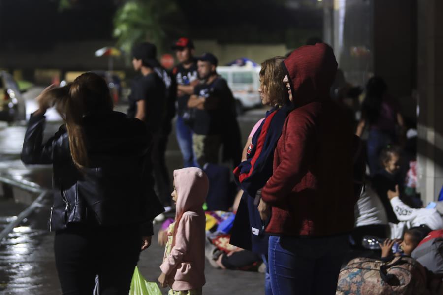 Migrantes de diferentes nacionalidades descansan en la Gran Central Metropolitana donde se preparan para salir en caravana con destino a los Estados Unidos./ EFE