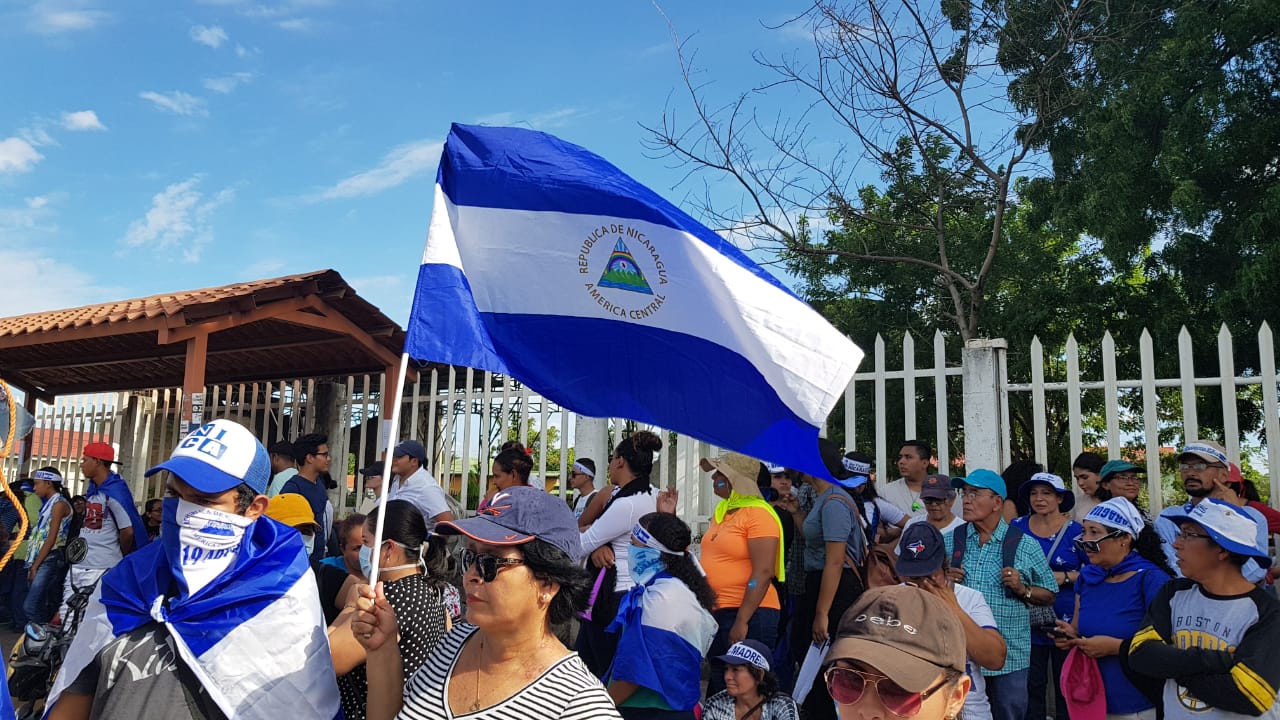 Ciudadanos en León protestan en rechazo al gobierno de Nicaragua. 