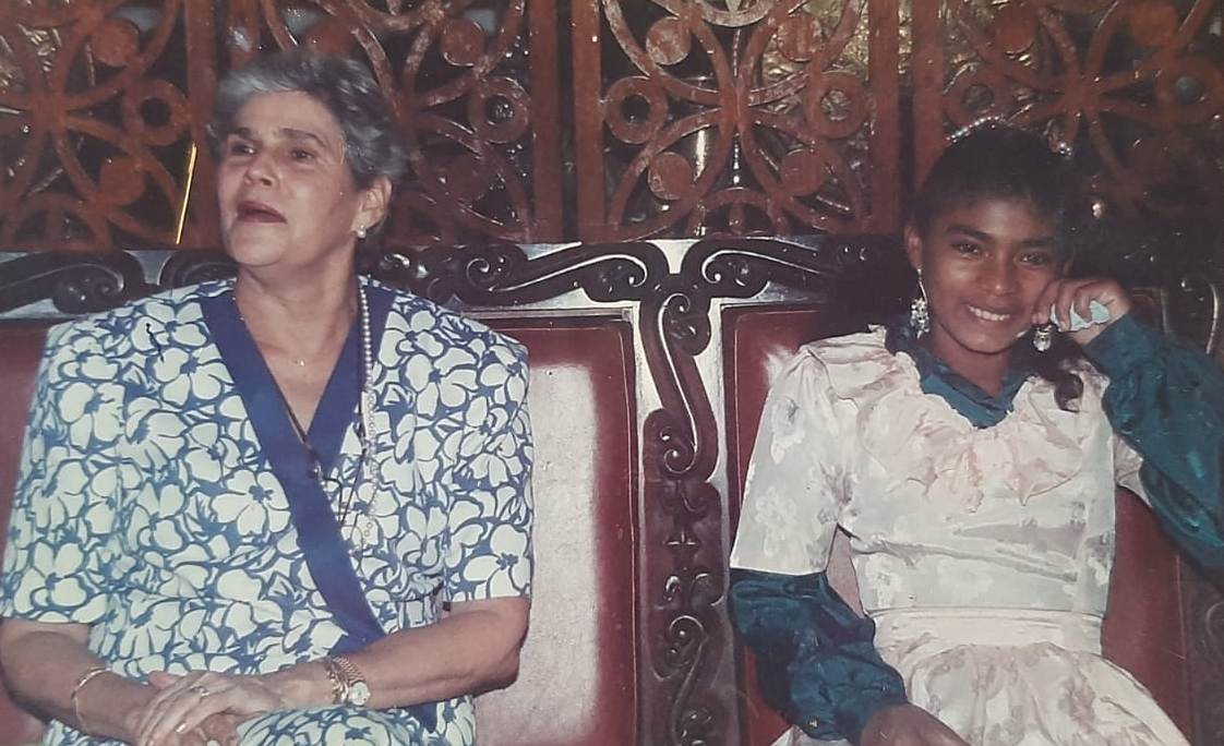 Doña Violeta Barrios de Chamorro entonces presidenta de Nicaragua con Patricia Salazar luego de entregarle una prótesis para su mano derecha