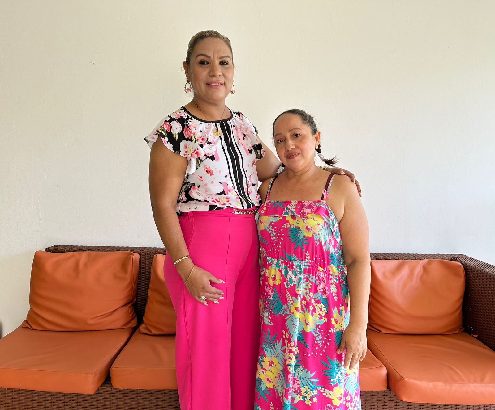 Sayda León junto a la sobreviviente de cáncer de mama, Eda Pineda. / Laura Vílchez.