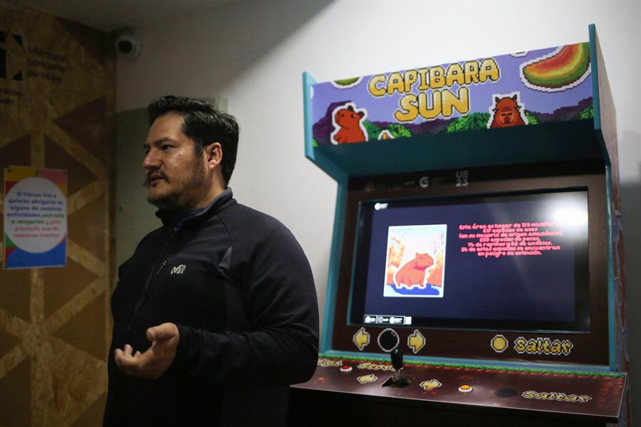 El creador del juego de arcade "Capibara Sun", Daniel Canedo explica detalles del juego./EFE