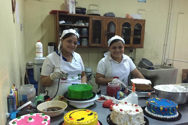 Preparativos de la réplica del pastel de frutas más largo del mundo.