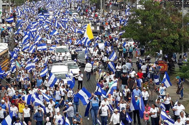 Marcha Azul y Blanco en el sector de la Universidad Evangélica Nicaragüense. Foto: Elizabeth Reyes