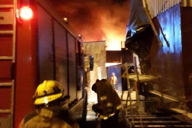 Los bomberos se hicieron presentes para intentar sofocar las llamas.