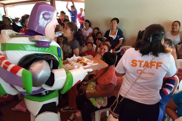 En la actividad se contó con piñatas, payasos, pinta caritas, pastel, entrega de zapatos y juguetes.