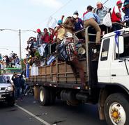 Parte de la caravana de campesinos en la rotonda Cristo Rey. Foto: Elizabeth Reyes.