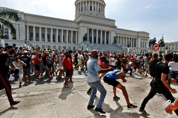 La población cubana marchó este domingo. El presidente Díaz-Canel instó a sus partidarios a salir a las calles listos para el "combate", como respuesta a las protestas .