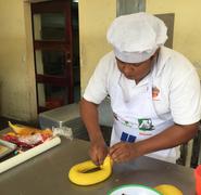 Proceso de enrollado de las masa con los demás ingredientes.