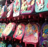 En los mercados de Managua ya cuentan con variedad de mochilas para los más pequeños.