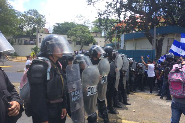 En el sector del antiguo Hospital Militar, decenas de agentes antidisturbios de la Policía Nacional les impidieron el paso a los manifestante.