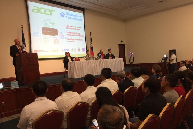 Capacitan a docentes en temas de tecnología