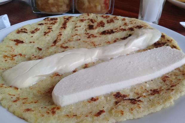 Un plato de güirila suele acompañarse de crema ácida y queso. Foto: Héctor Rosales
