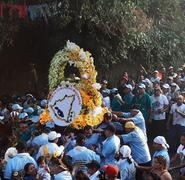 La imagen de Santo Domingo es rodeada por cientos de sus devotos este primero de agosto de 2019.