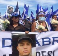 Acompañadas con rosas blancas y fotos de los fallecidos, cientos de personas se congregaron poco a poco para participar en la marcha en honor a las Madres de Abril. Foto: Walkiria Chavarría.