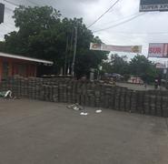 Paso cerrado en el kilómetro 13 de la carretera a Masaya, vía que conduce hacia la entrada al municipio de Ticuantepe. Foto: Margin Pozo.