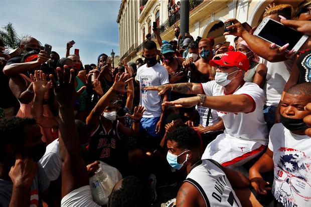 La población cubana marchó este domingo. El presidente Díaz-Canel instó a sus partidarios a salir a las calles listos para el "combate", como respuesta a las protestas .