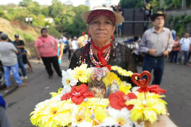 Fiel devota muestra su réplica de la imagen de Santo Domingo de Guzman este primero de agosto de 2019, en el recorrido de la imagen hacia su parroquia en Managua.