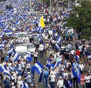 Marcha Azul y Blanco en el sector de la Universidad Evangélica Nicaragüense. Foto: Elizabeth Reyes