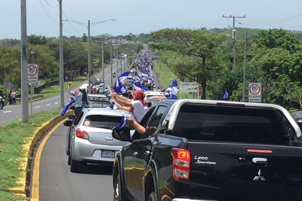 Cientos de nicaragüense se unieron en una caravana por la paz y el cese de la violencia en Monimbó.