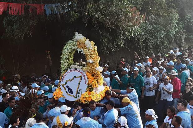 La imagen de Santo Domingo es rodeada por cientos de sus devotos este primero de agosto de 2019.