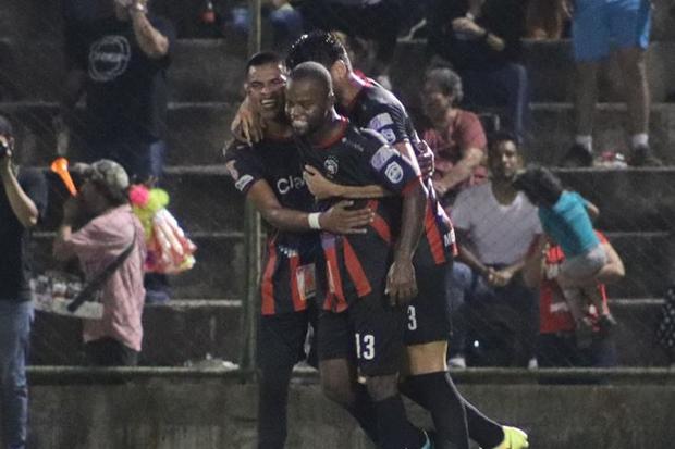 Walter Ferretti asecha el liderato en Liga Primera