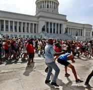 La población cubana marchó este domingo. El presidente Díaz-Canel instó a sus partidarios a salir a las calles listos para el "combate", como respuesta a las protestas .