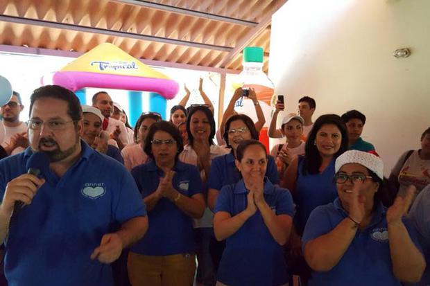 César Delgadillo Cardenal, presidente de ANNEF, junto a colaboradores de la organización, agradecieron a las empresas que hicieron posible este día lleno de amor.