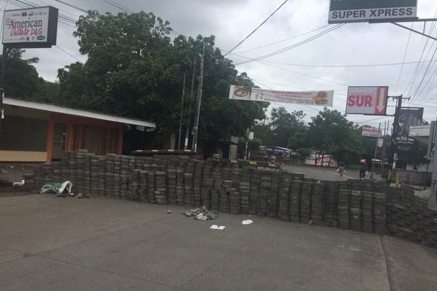 Paso cerrado en el kilómetro 13 de la carretera a Masaya, vía que conduce hacia la entrada al municipio de Ticuantepe. Foto: Margin Pozo.