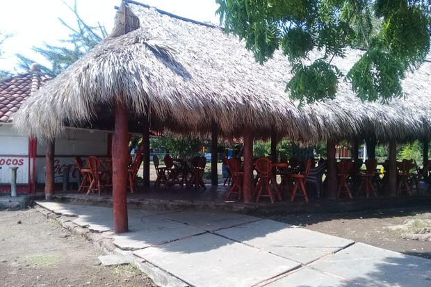 Sus cálidas aguas han estado calmas en los últimos meses y son pocos quienes han llegado a refrescarse en ellas. Pero ahí está siempre, presumiendo de leyendas e historias. Así es Xiloá.