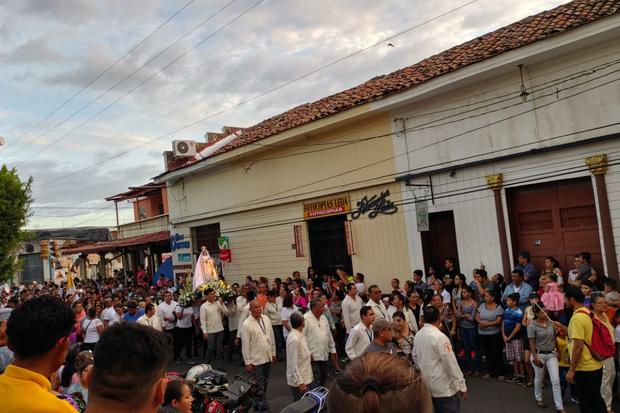 De acuerdo con la programación contemplada al patronazgo, la venerada imagen salió a las 5:00 p.m. del Santuario de Nuestra Señora de la Merced