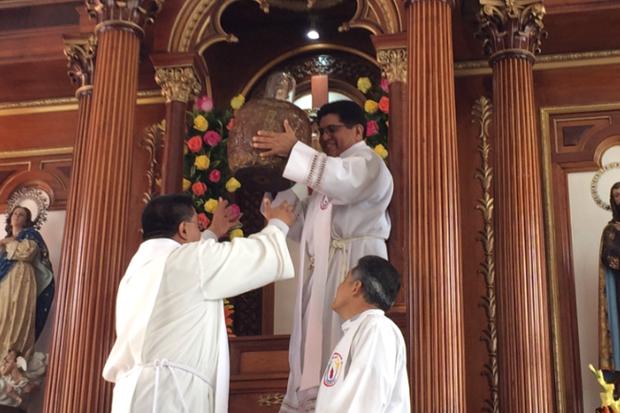 Santo Domingo baja de su altar para ser recibido por feligreses