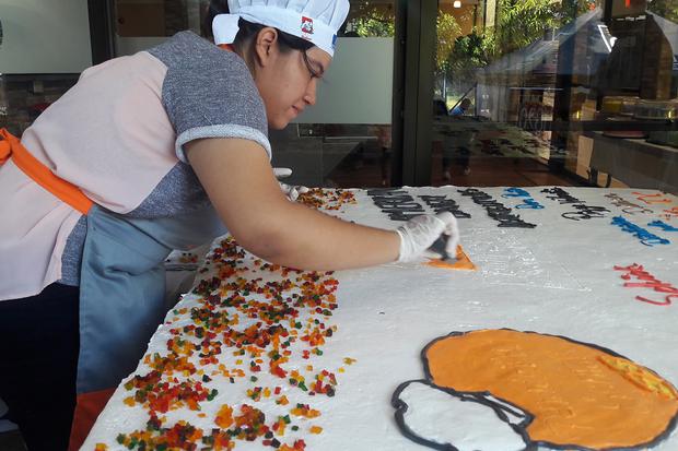 El World's Record Guinness por el pastel de frutas más largo del mundo fue obtenido en el año 2013.